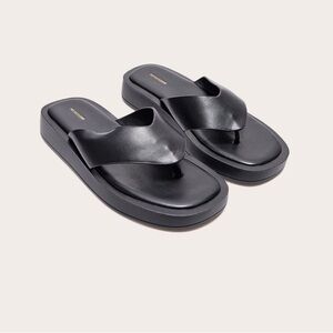 PrettyLittleThing BLACK CHUNKY SANDAL TOE POST FLIP FLOPS